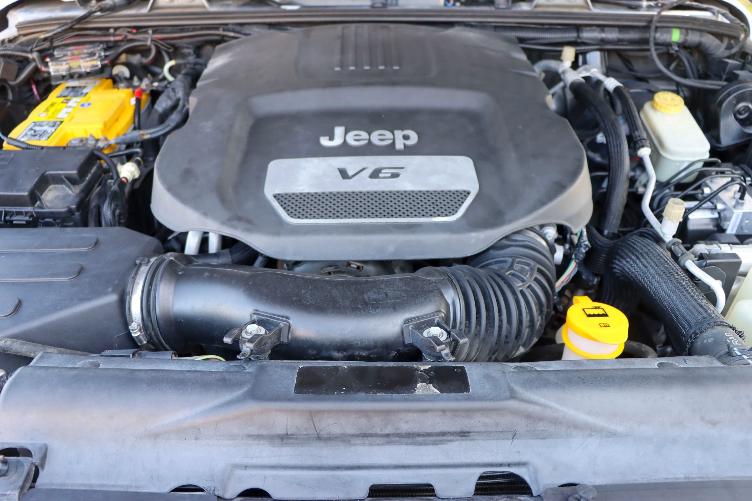 Used 2015 Jeep Wrangler Unlimited Sahara w/ Connectivity Group AWD/4WD image 36