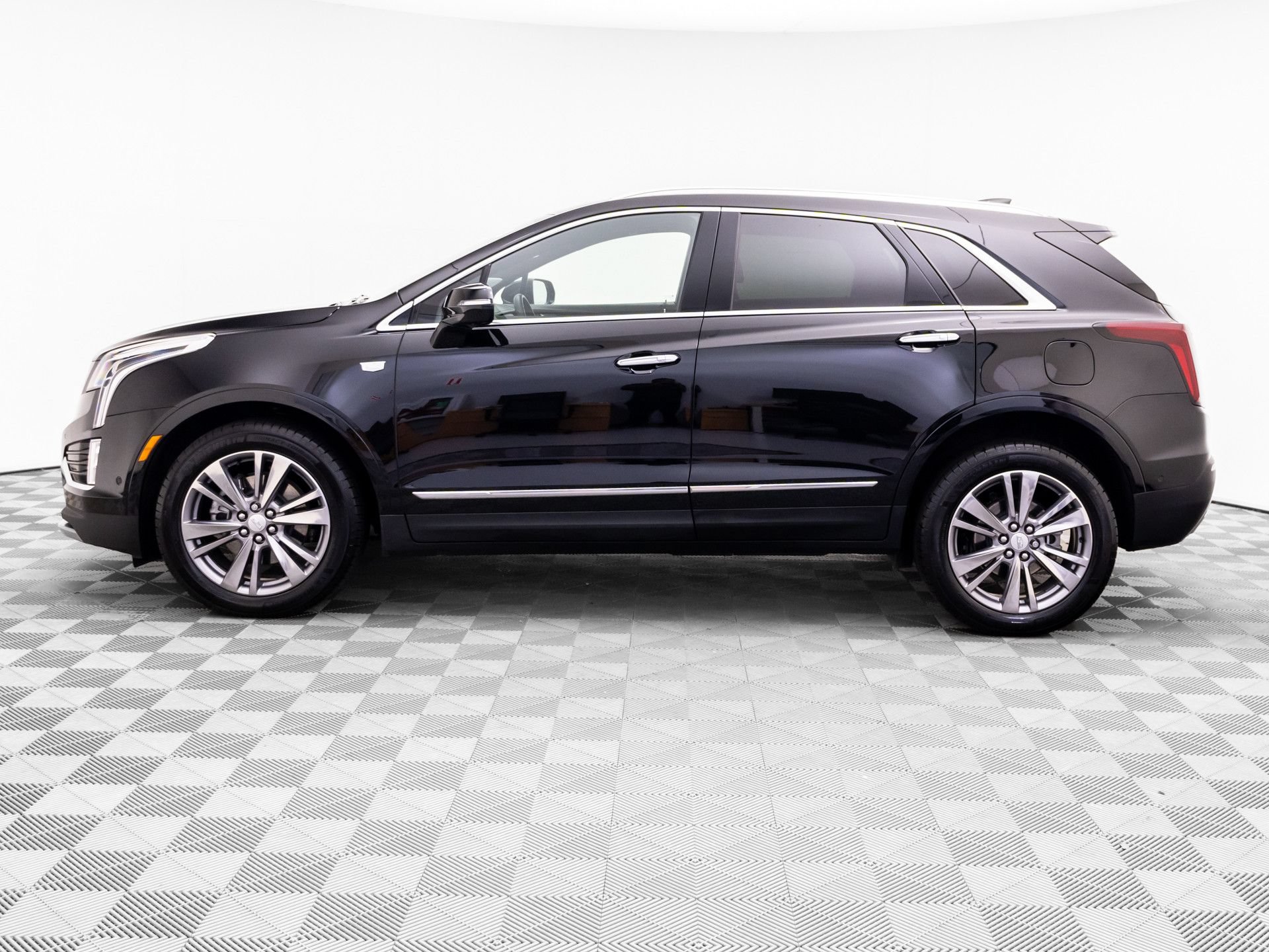 Certified 2025 Cadillac XT5 Premium Luxury w/ Technology Package AWD/4WD image 2