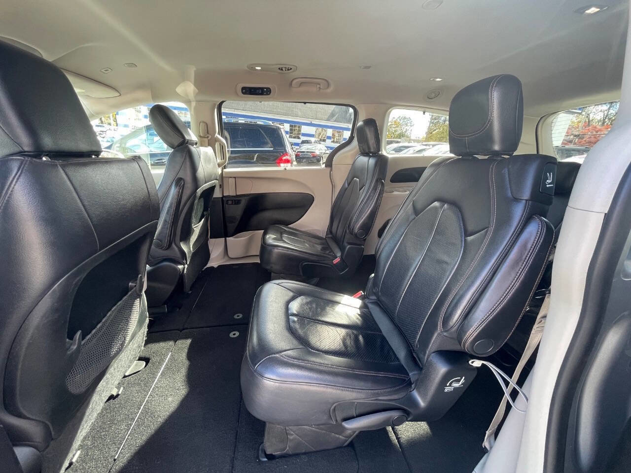 Used 2018 Chrysler Pacifica Touring-L image 25