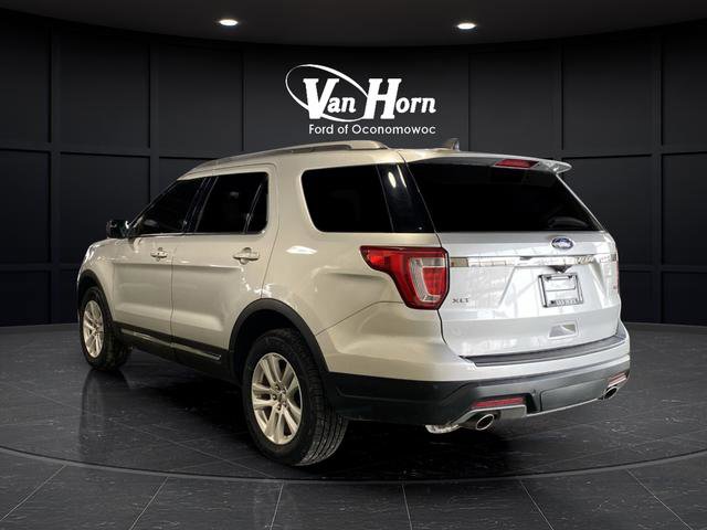 Used 2018 Ford Explorer XLT image 3
