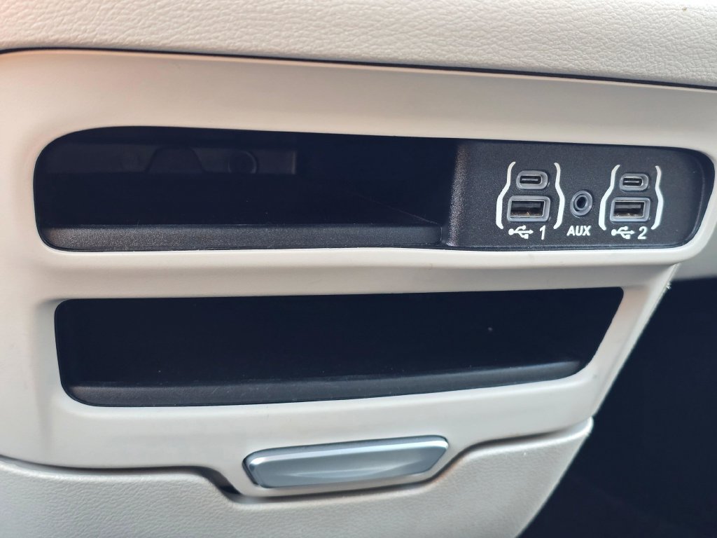Used 2024 Chrysler Pacifica Touring-L FWD image 24
