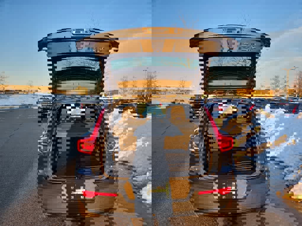 Used 2022 Volvo XC40 P8 Recharge Plus image 6