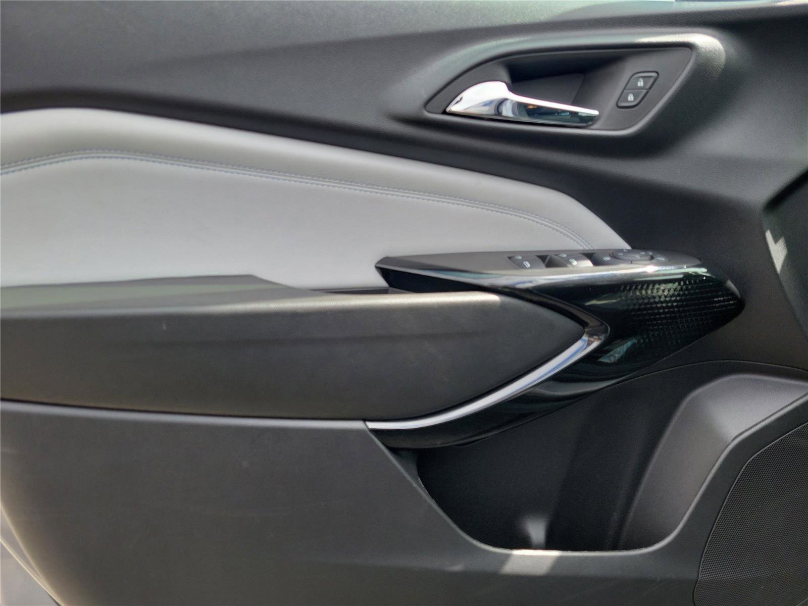 Used 2025 Chevrolet Trax LT w/ LT Convenience Package image 18