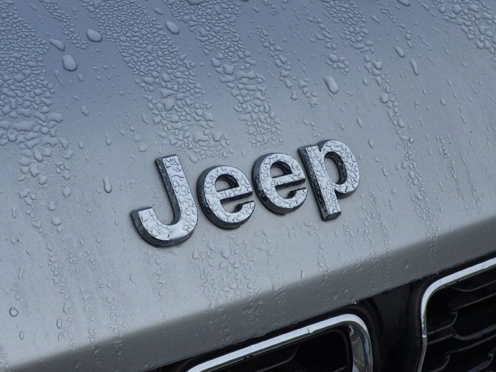 Used 2024 Jeep Grand Cherokee Laredo AWD/4WD image 9