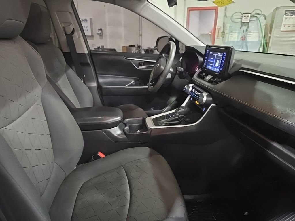 Used 2021 Toyota RAV4 XLE w/ Convenience Package FWD image 10