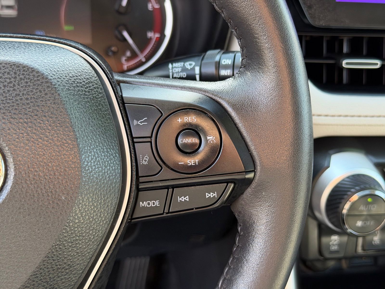 Used 2023 Toyota RAV4 XLE Premium image 21