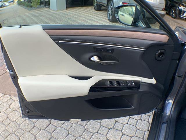 Certified 2025 Lexus ES 300h w/ Premium Package image 13