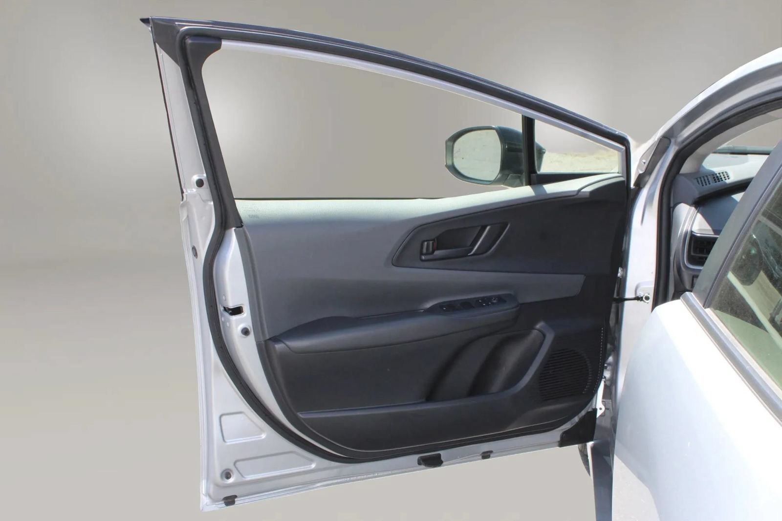 Used 2025 Toyota Prius LE FWD image 39