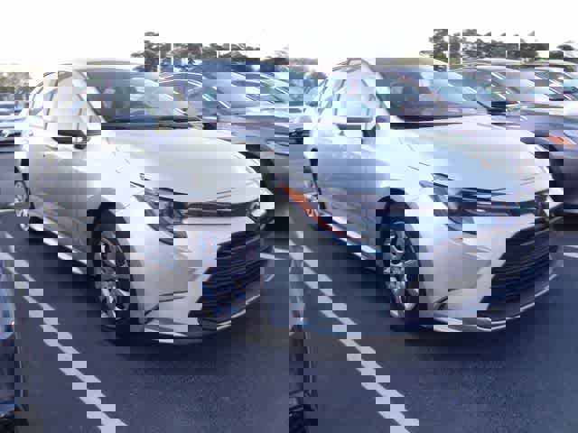 Used 2025 Toyota Corolla LE image 3