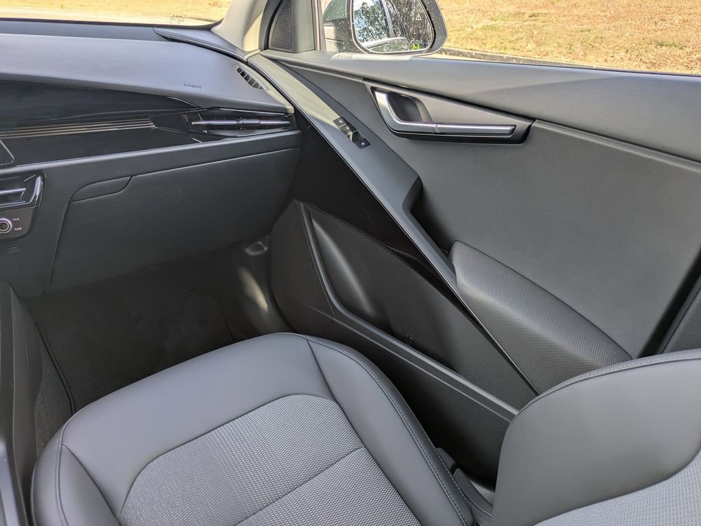 Used 2025 Kia Niro EX image 17