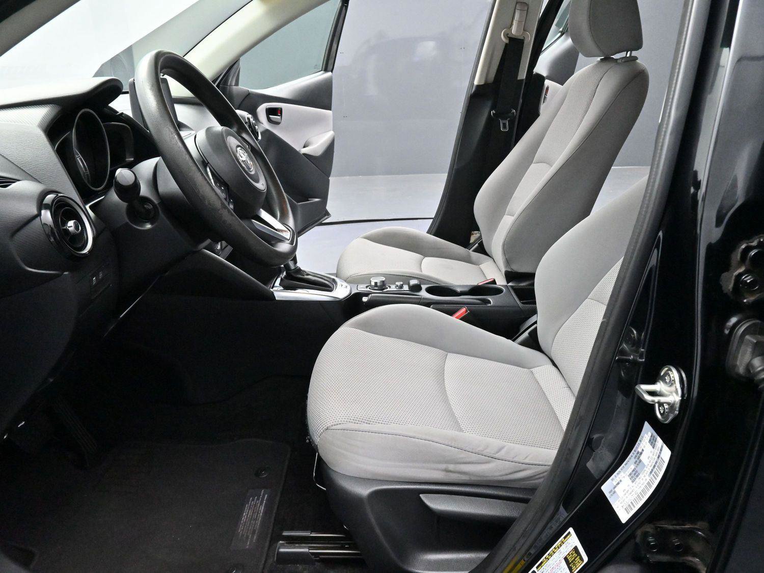 Used 2020 Toyota Yaris LE image 12