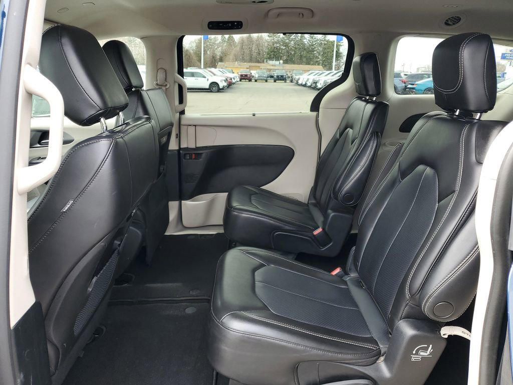 Used 2023 Chrysler Pacifica Touring-L image 28