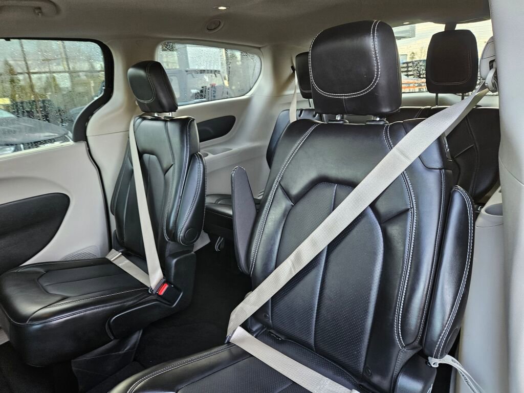 Used 2024 Chrysler Pacifica Touring-L image 16