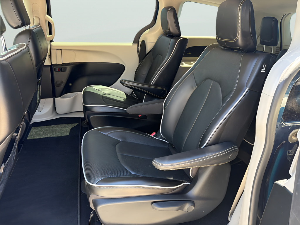 Used 2023 Chrysler Pacifica Limited FWD image 35