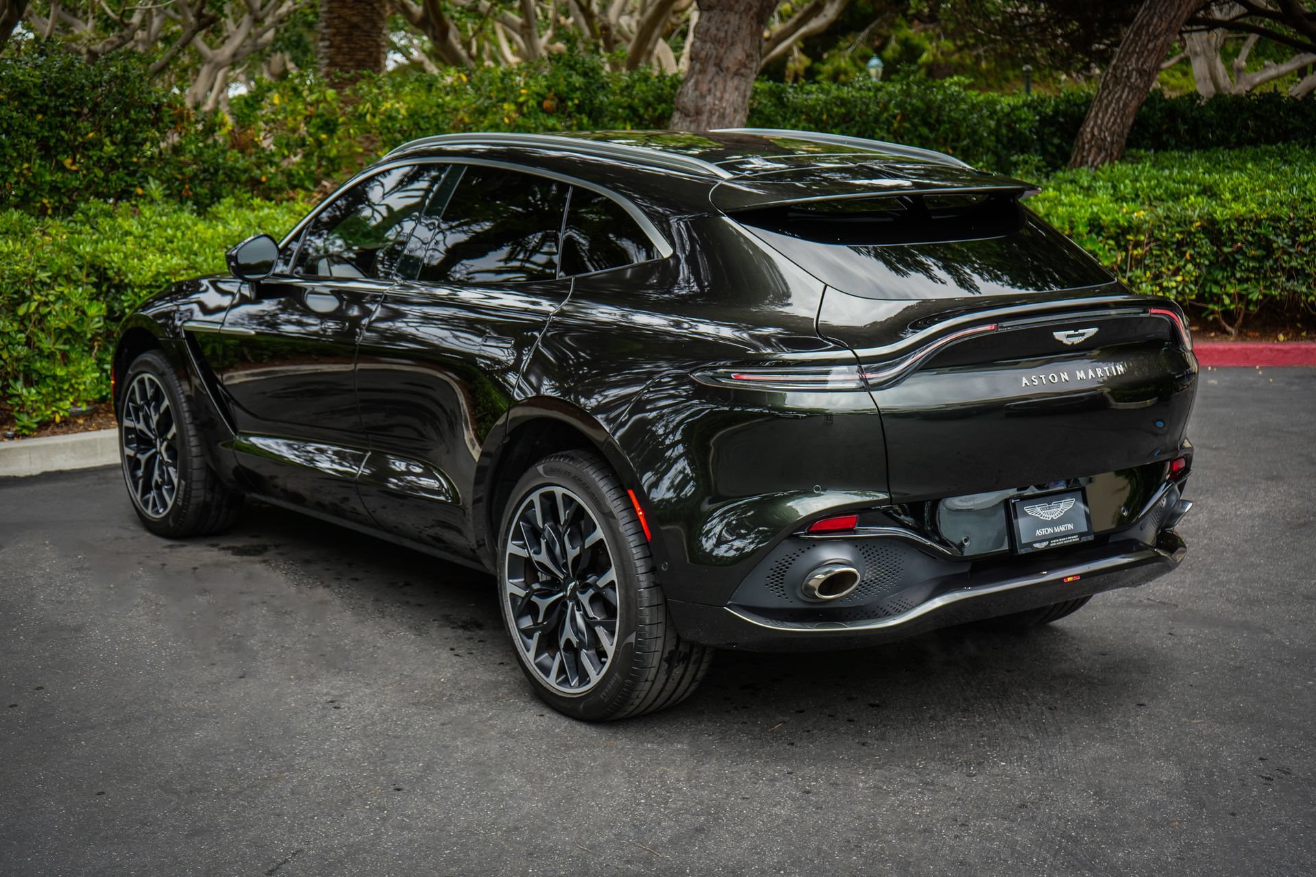 Used 2022 Aston Martin DBX AWD/4WD image 3