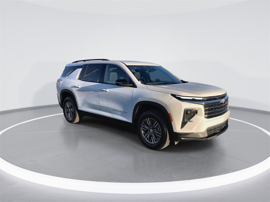 Used 2025 Chevrolet Traverse LT image 2