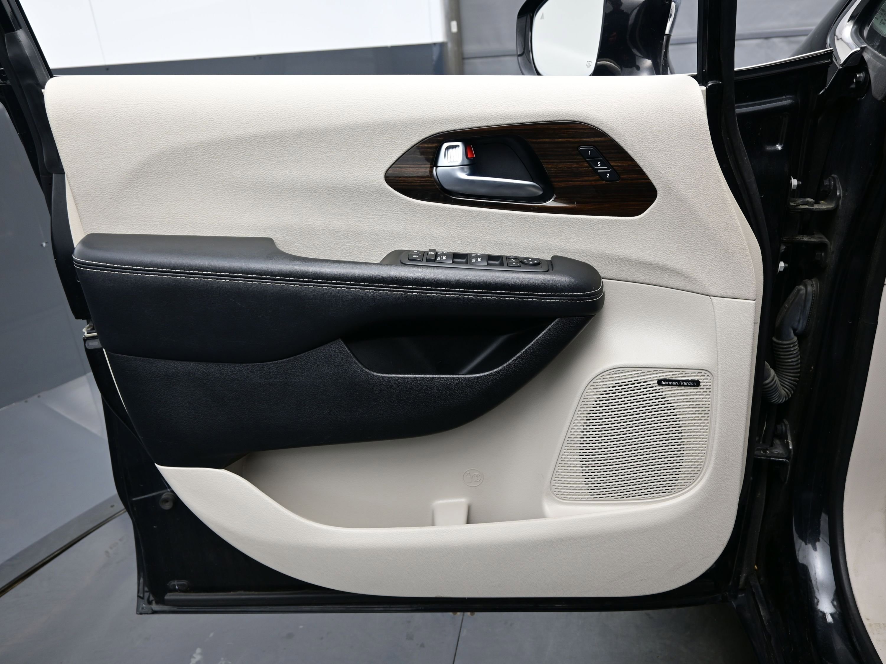 Used 2022 Chrysler Pacifica Limited image 9