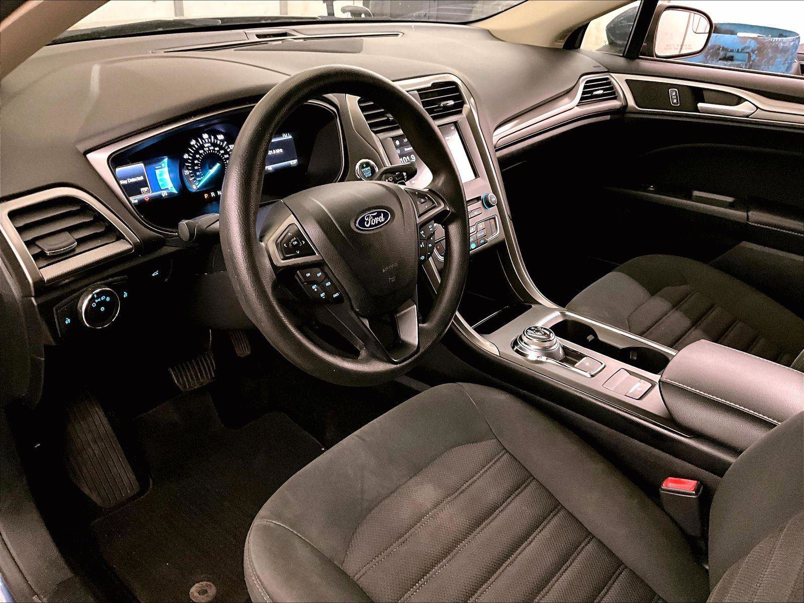 Used 2018 Ford Fusion SE w/ Fusion SE Technology Package FWD image 12