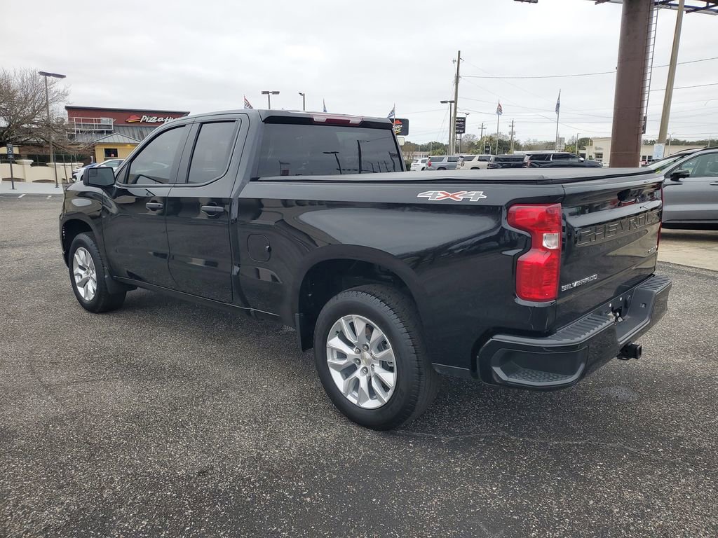 Used 2025 Chevrolet Silverado 1500 Custom image 3