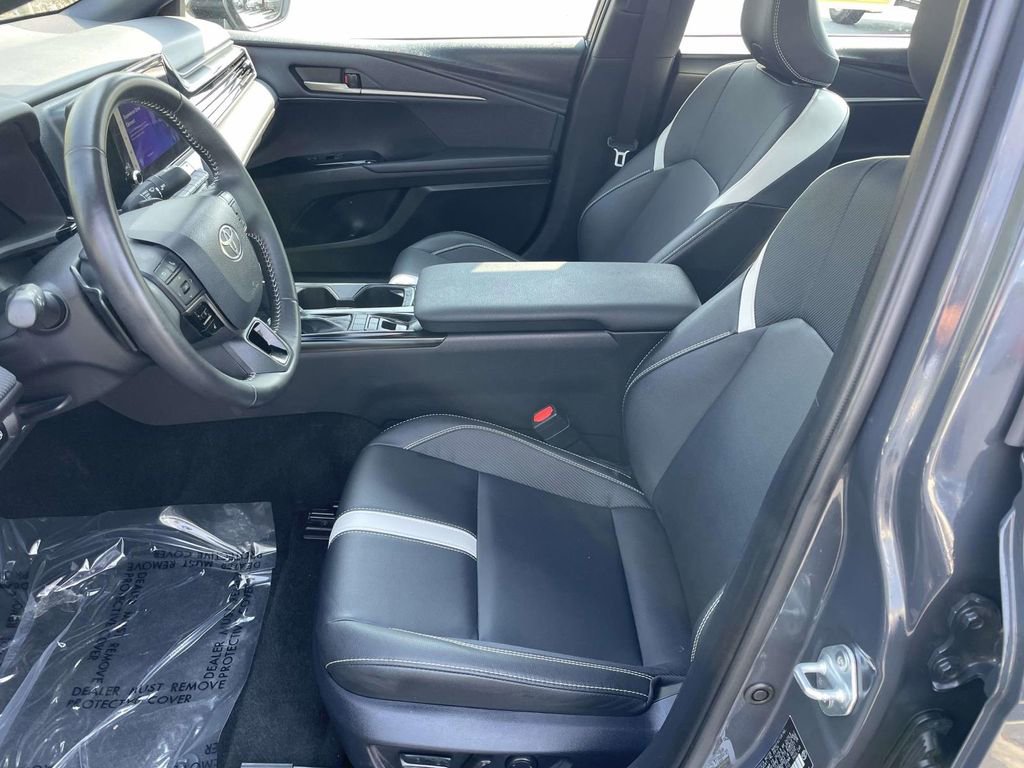 Used 2025 Toyota Camry SE image 29