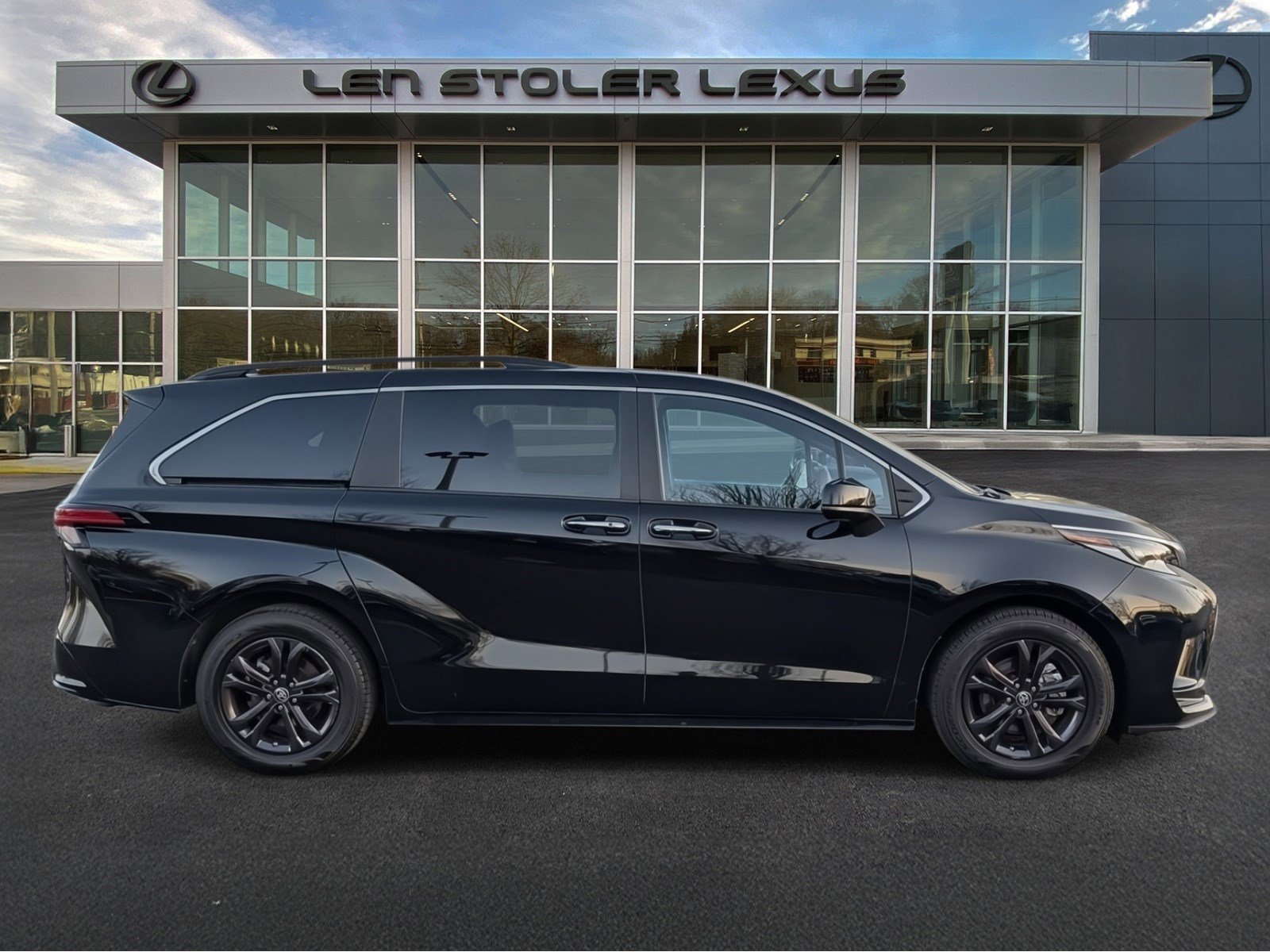 Used 2024 Toyota Sienna XSE w/ XSE Plus Package image 2