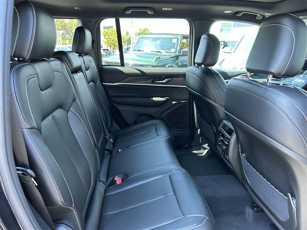 Used 2025 Jeep Grand Cherokee Limited w/ Black Appearance Package image 31