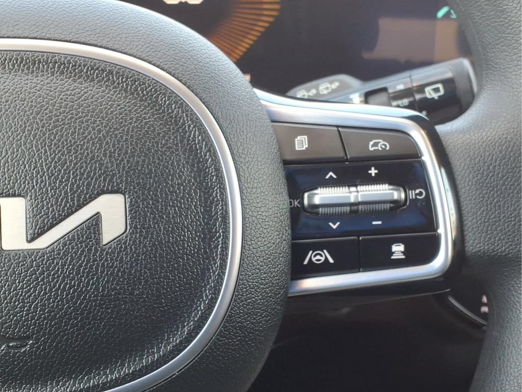 Used 2025 Kia Sorento LX FWD image 23
