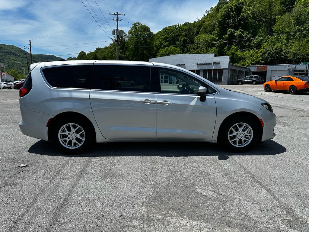 Used 2023 Chrysler Voyager LX FWD image 2