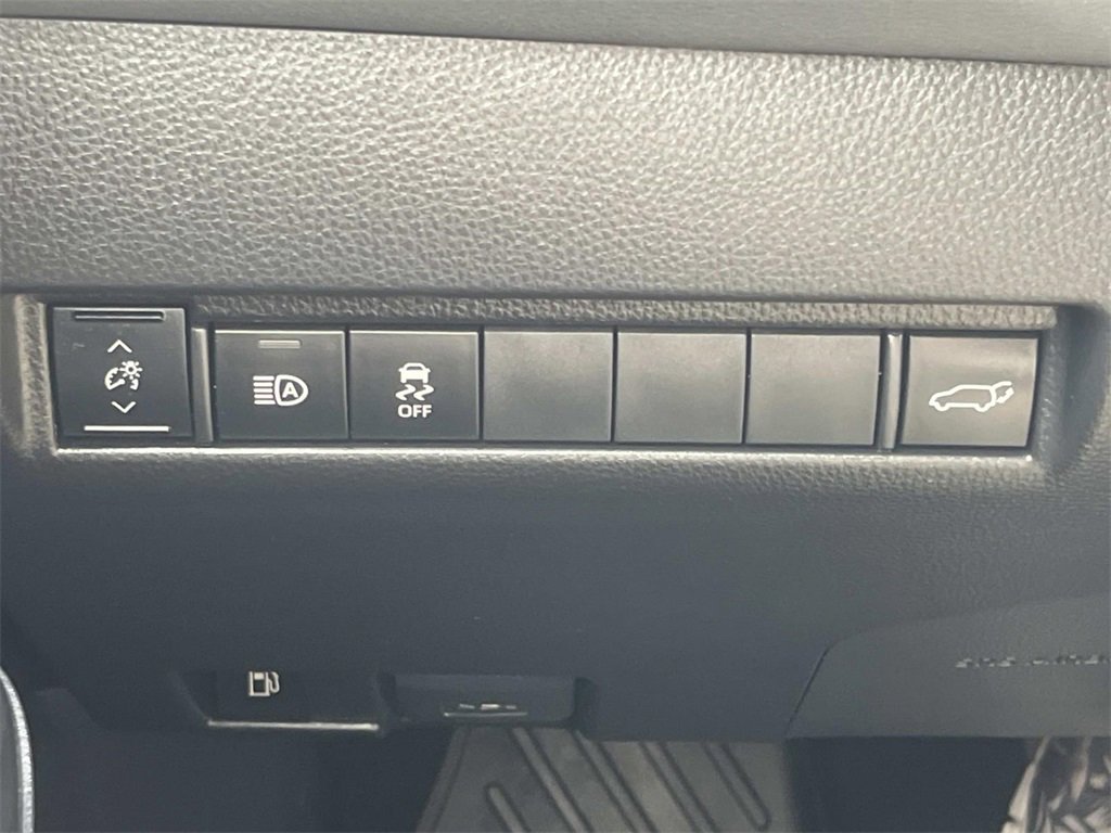 Used 2022 Toyota Venza XLE image 28