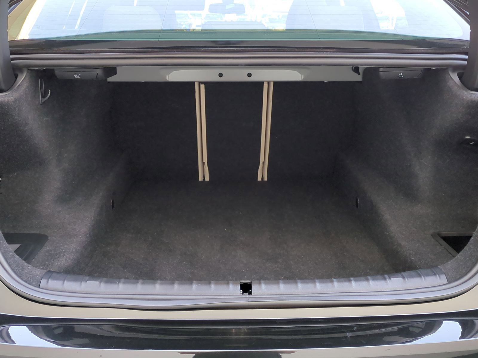 Used 2023 BMW 540i xDrive w/ Premium Package image 32