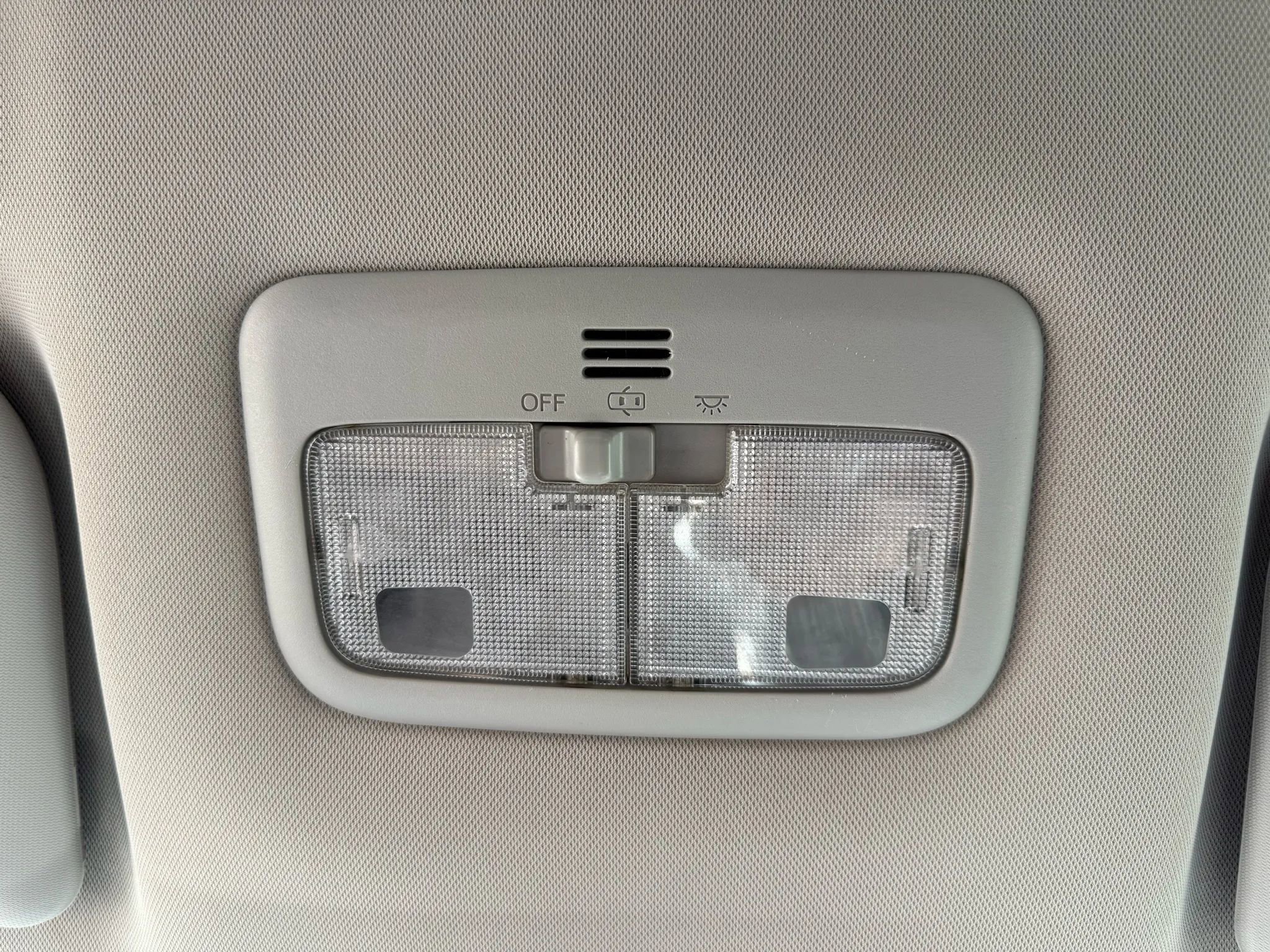 Used 2018 Toyota Corolla LE image 32