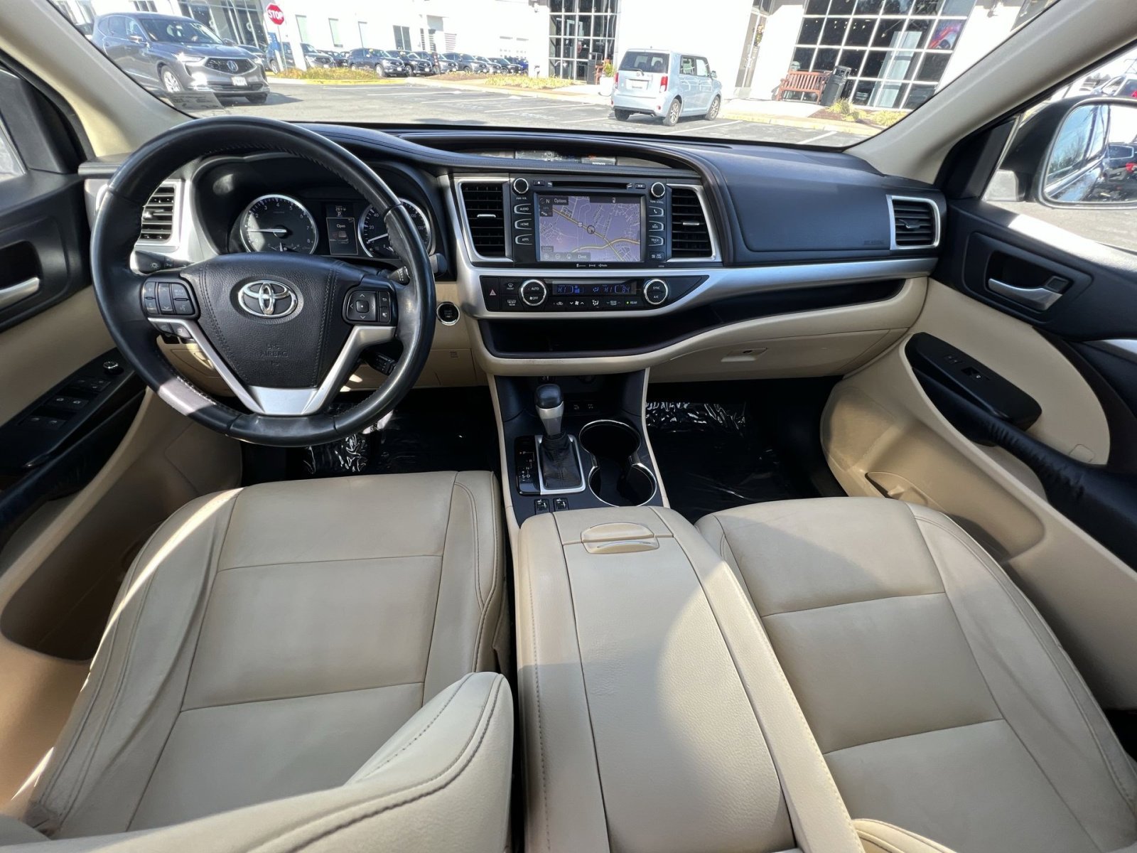 Used 2016 Toyota Highlander XLE image 2