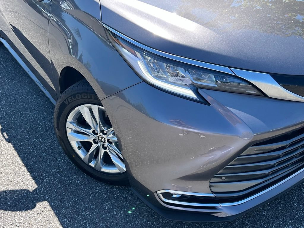 Certified 2022 Toyota Sienna Limited AWD/4WD image 2
