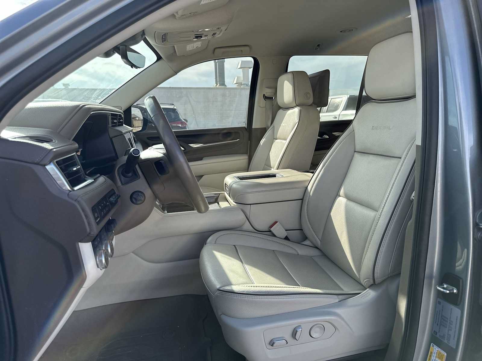 Used 2023 GMC Yukon Denali w/ Advanced Technology Package AWD/4WD image 19