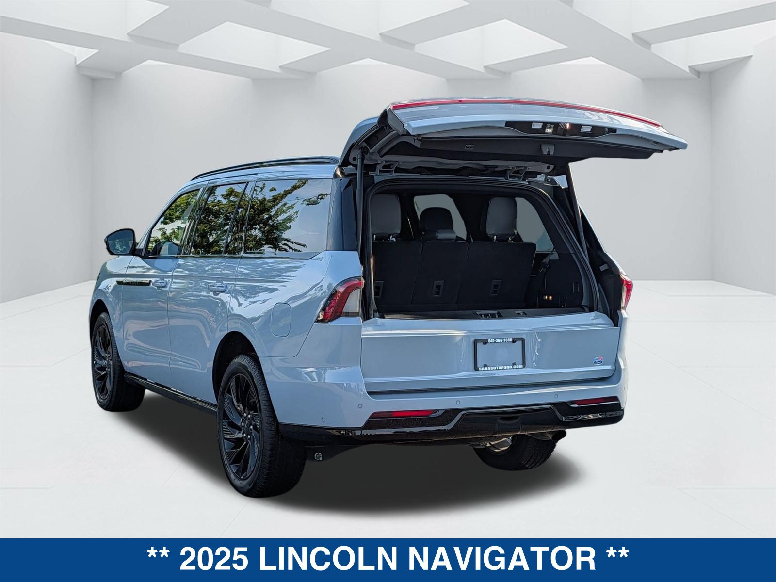Used 2025 Lincoln Navigator Reserve w/ Jet Appearance Package AWD/4WD image 14