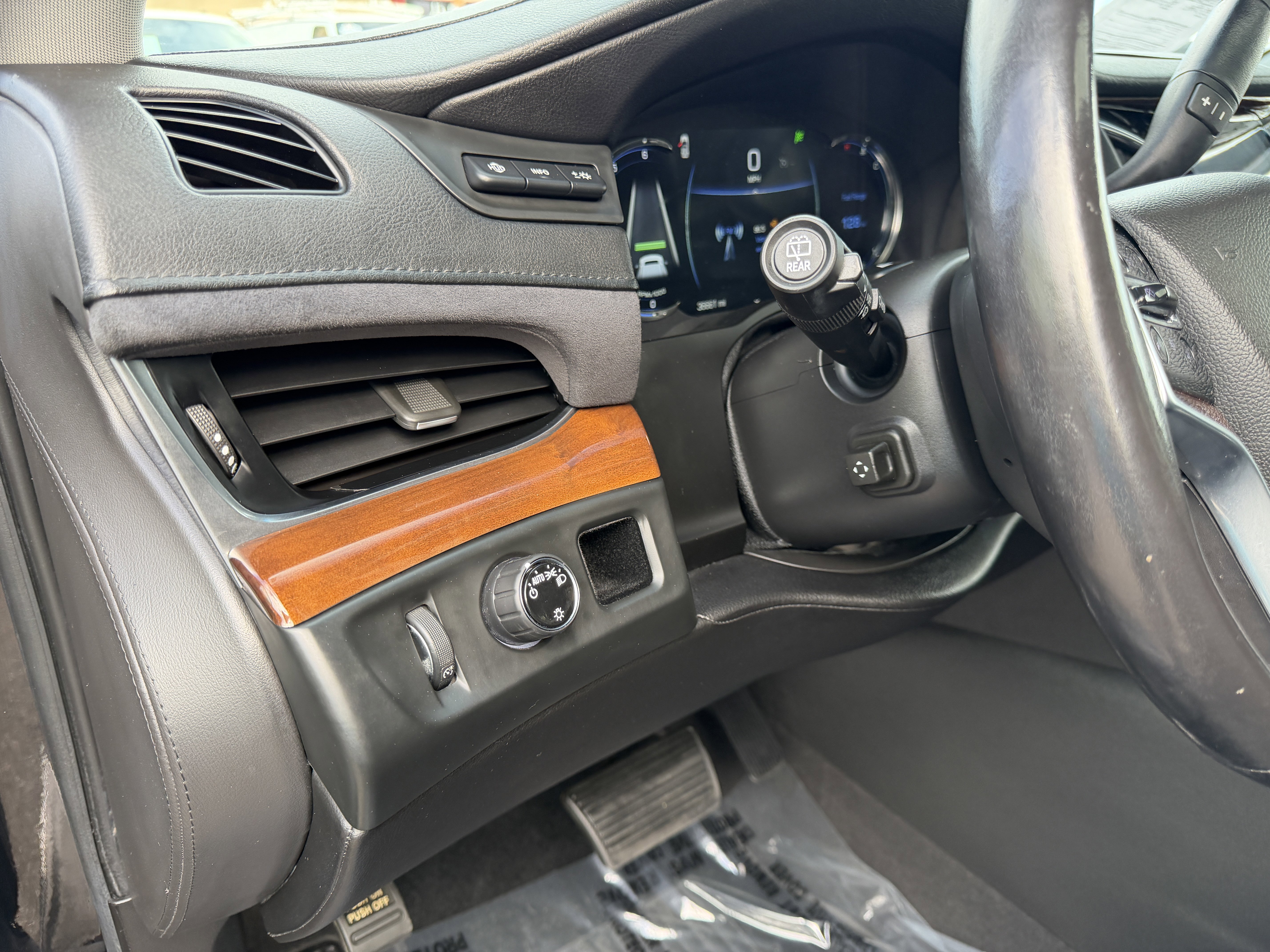 Used 2019 Cadillac Escalade ESV Luxury RWD image 23