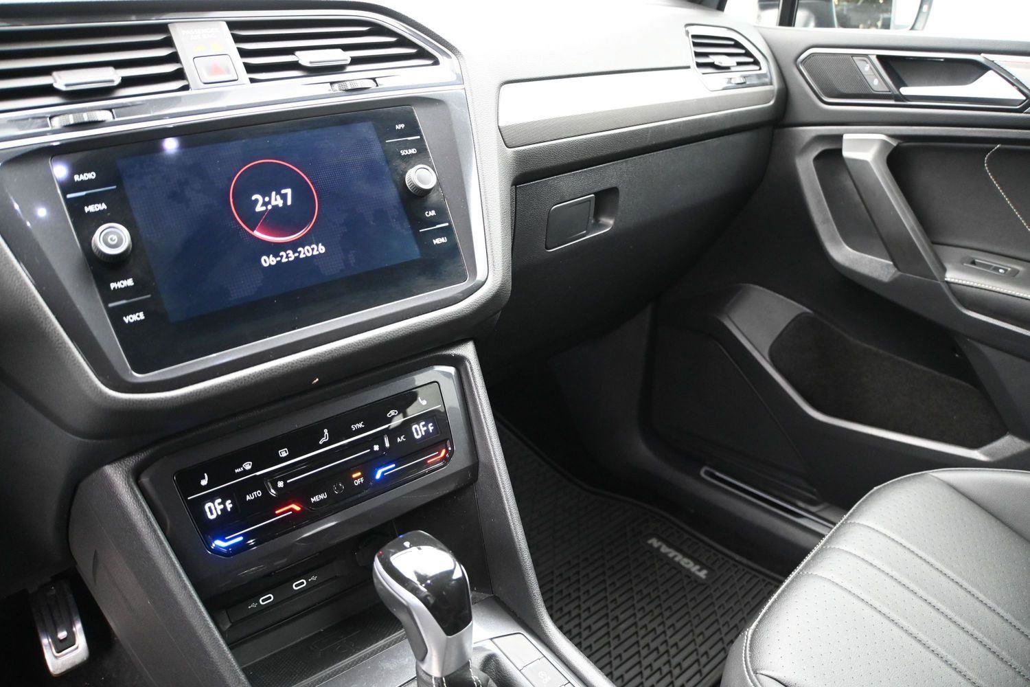Used 2024 Volkswagen Tiguan SE R-Line AWD/4WD image 4