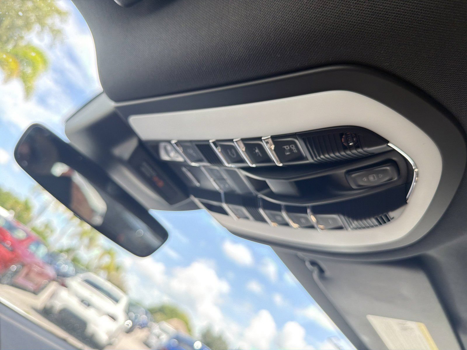 Used 2024 Porsche Macan AWD/4WD image 35