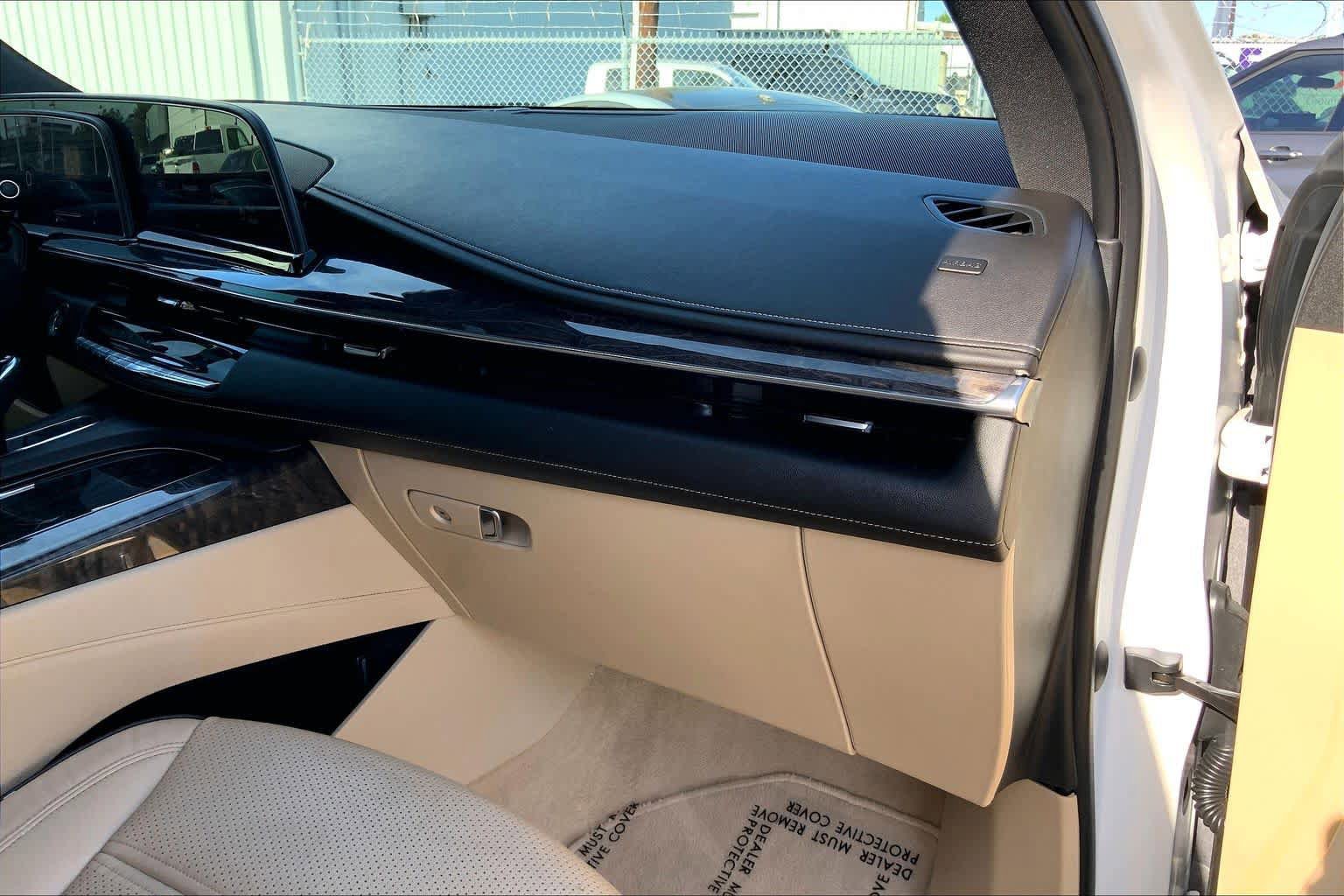 Used 2021 Cadillac Escalade ESV Premium Luxury w/ LPO, Illumination Package RWD image 19