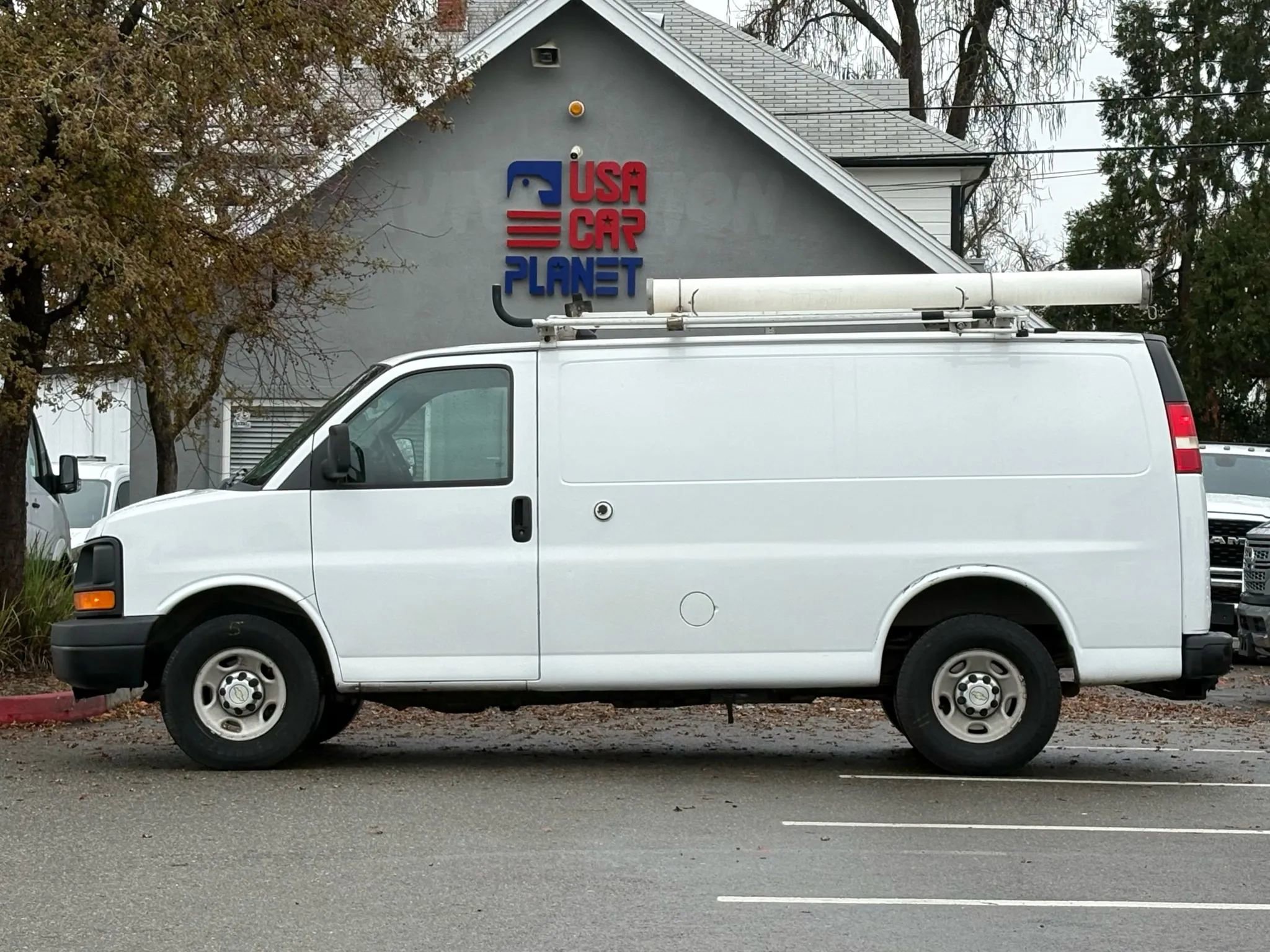 Used 2013 Chevrolet Express 2500 Van 3D image 9