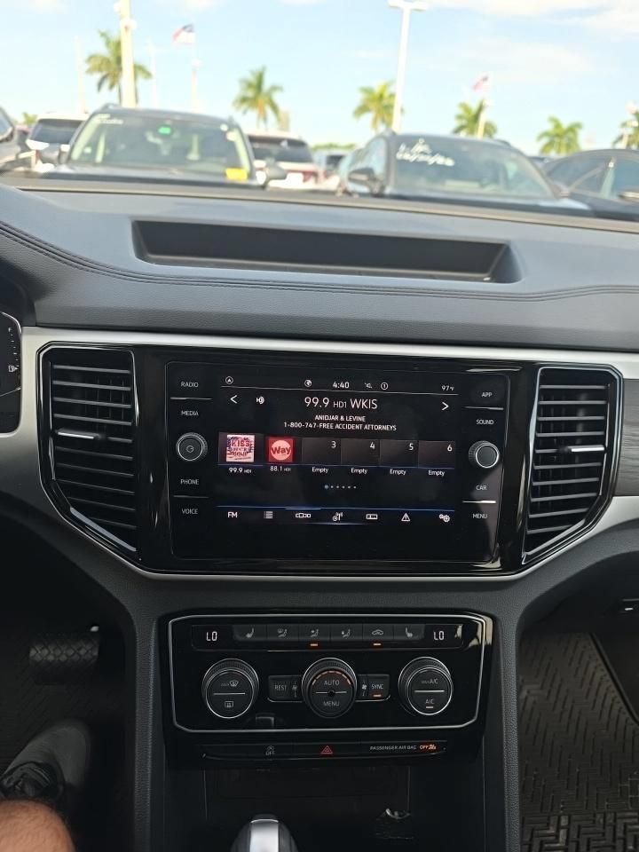 Used 2023 Volkswagen Atlas SE w/ Panoramic Sunroof Package FWD image 9