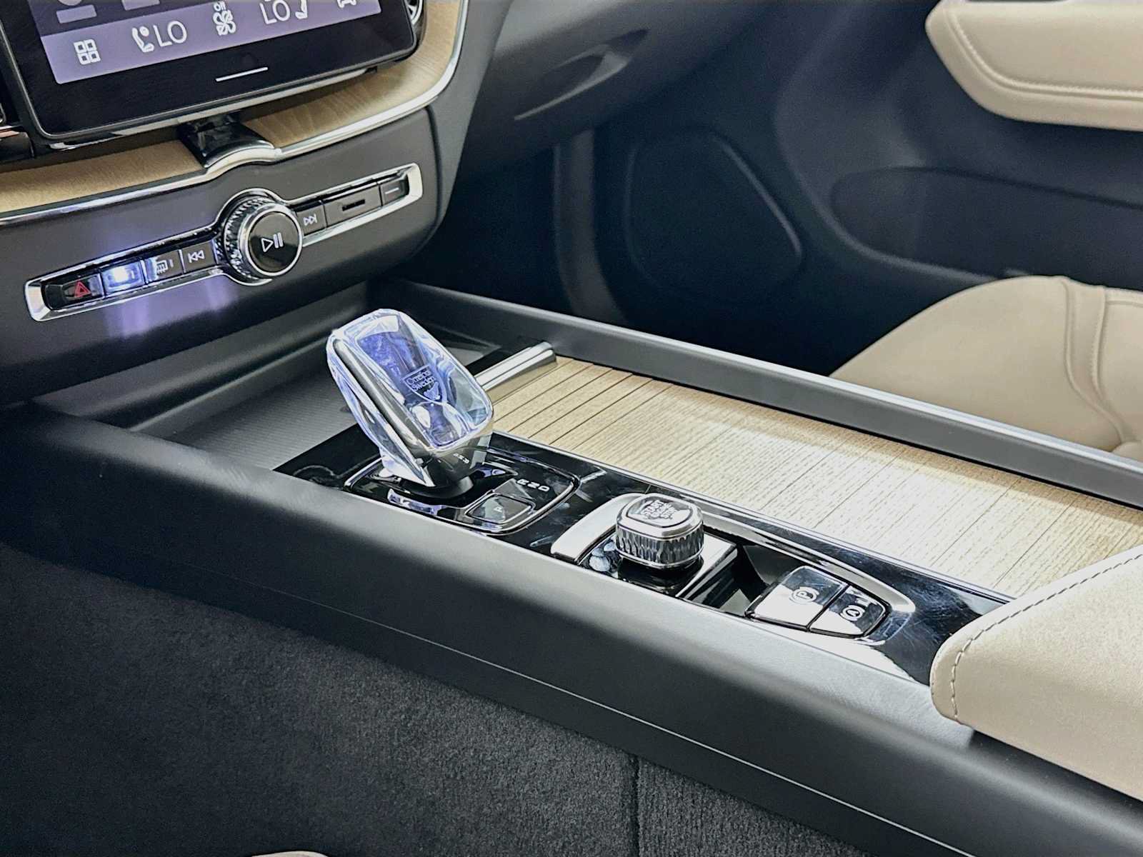 New 2026 Volvo XC60 B5 Plus w/ Climate Package PRO AWD/4WD image 15