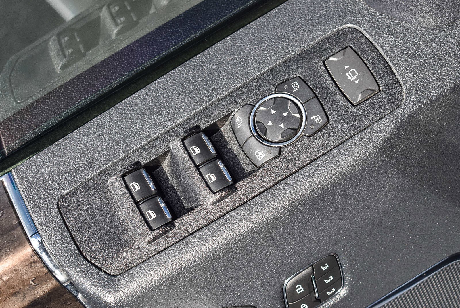 Used 2022 Ford F350 Lariat w/ FX4 Off-Road Package image 19