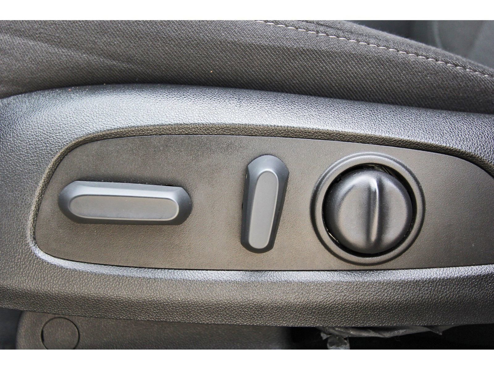 Used 2023 Chevrolet Traverse LT image 29