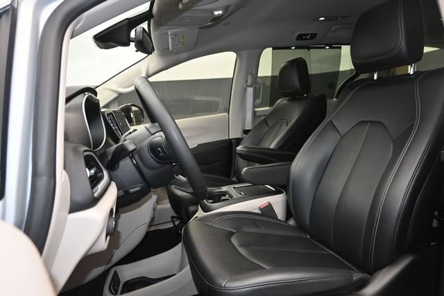 Used 2024 Chrysler Pacifica Touring-L FWD image 9