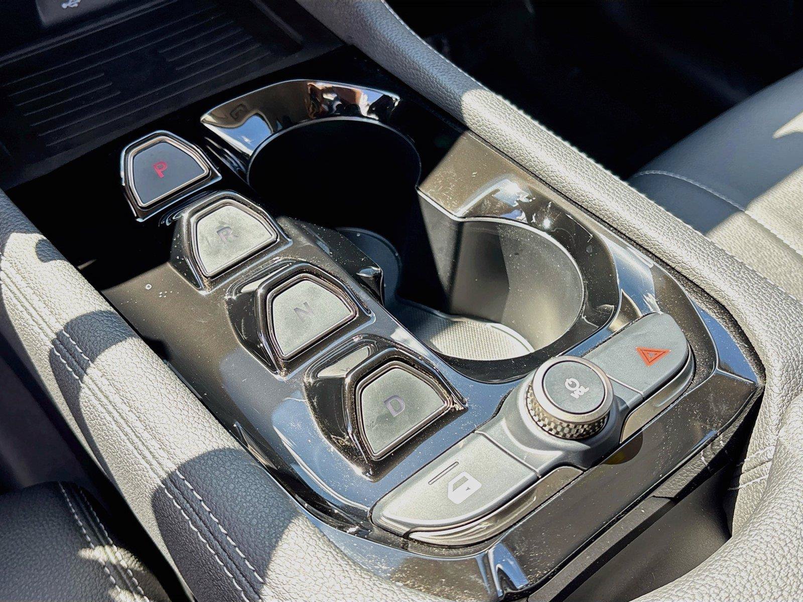 New 2027 VinFast VF 8 Eco AWD/4WD image 16