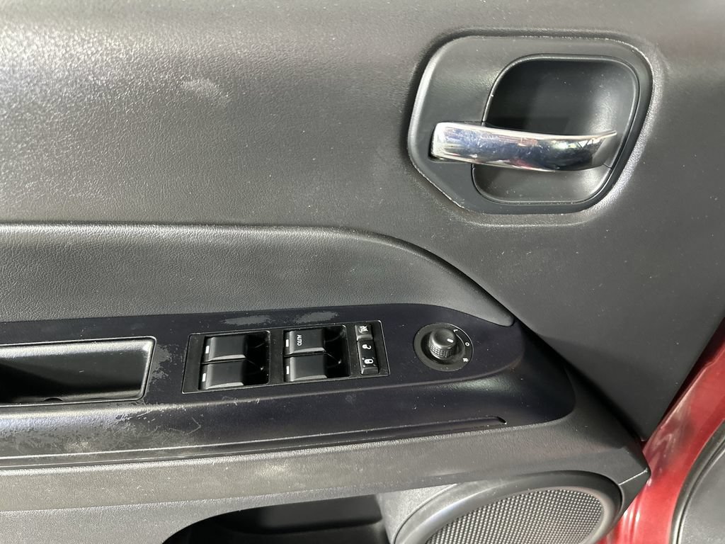 Used 2014 Jeep Patriot Latitude AWD/4WD image 20