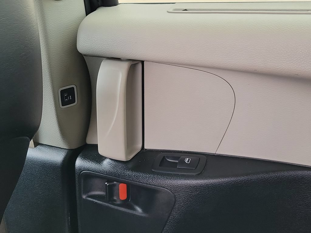 Used 2023 Chrysler Pacifica Touring-L FWD image 17