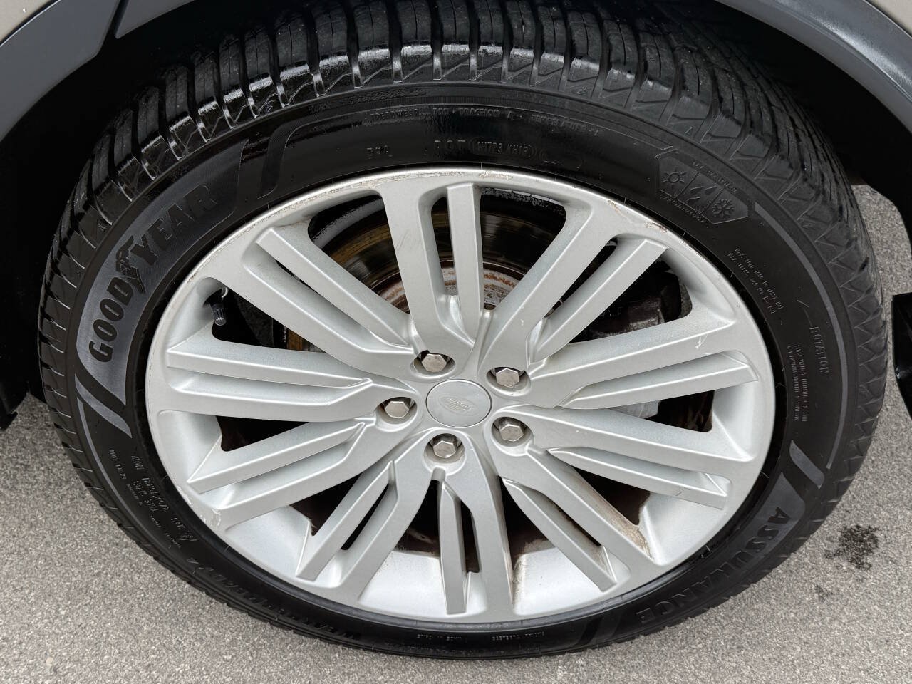 Used 2017 Land Rover Discovery First Edition AWD/4WD image 29