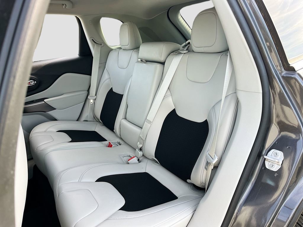 Certified 2020 Jeep Cherokee Latitude Plus w/ Comfort/Convenience Group FWD image 22